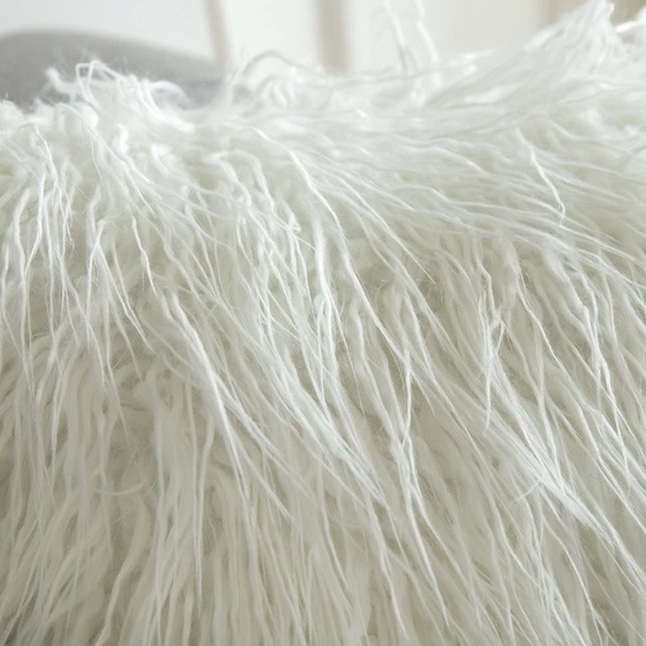 Pack of 2 Faux Fur Throw Pillows Covers 20” x 20” - Picture 8 of 9